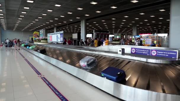 People near luggage claim — Stock Video