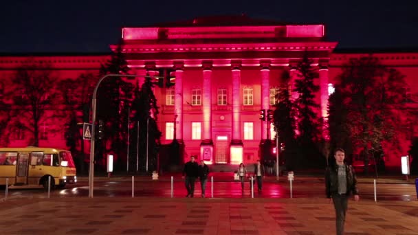 Czerwony budynek Tarasa Szewczenki Narodowego Uniwersytetu — Wideo stockowe