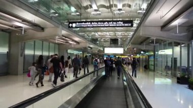 travelator Bangkok, Tayland Uluslararası Havalimanı içindeki insanlar