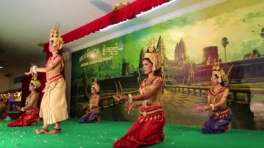 https://st.depositphotos.com/1005360/4806/v/380/depositphotos_48069969-stock-video-traditional-apsara-dance-in-local.jpg