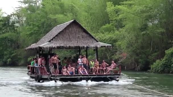 Mensen drijven op het vlot op de kwai rivier in de buurt van bangkok in thailand — Stockvideo