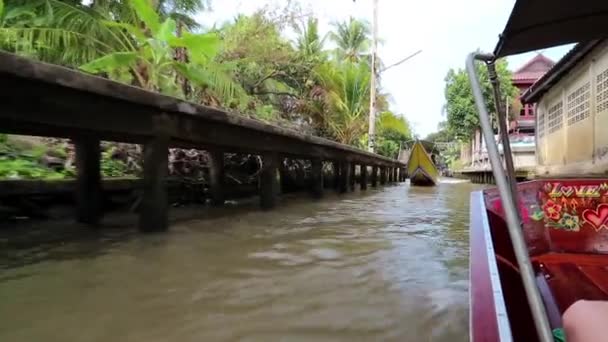 Bateau naviguant vers le marché flottant à Bangkok, Thaïlande — Video