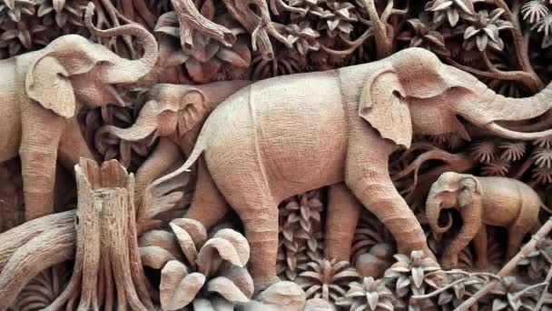 Bild med elefanter gjord av en träbit på en teak fabrik i thailand — Stockvideo