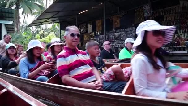 Människor i båtar på den flytande marknaden nära bangkok i thailand — Stockvideo