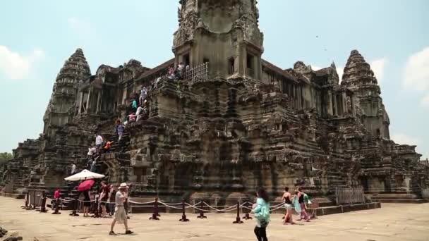 Mensen in angkor wat tempel, siem reap, Cambodja — Stockvideo