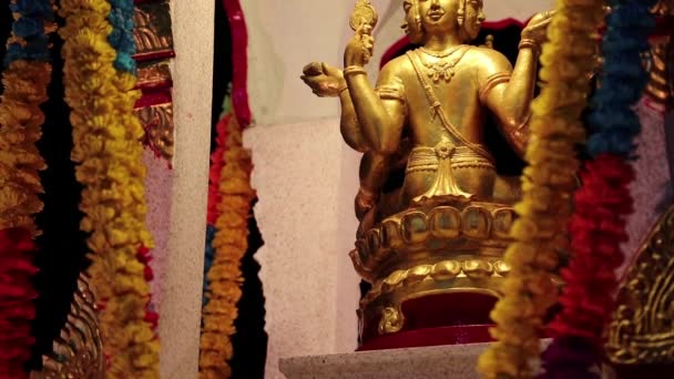 Goldene Statue der Gottheit auf der Straße in Pattaya, Thailand — Stockvideo