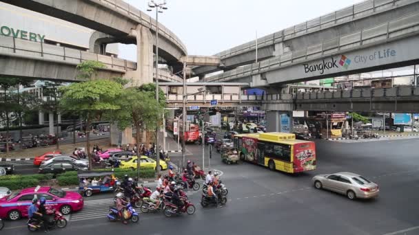 Het wegverkeer in bangkok, thailand — Stockvideo