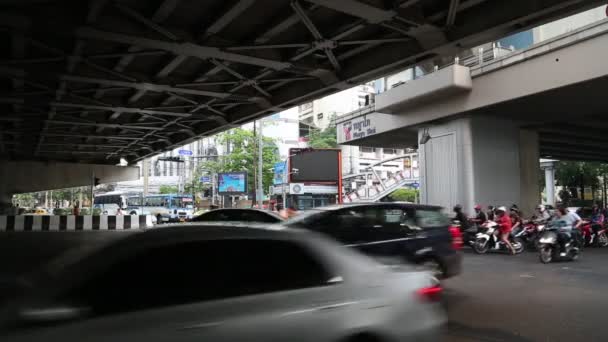 Het wegverkeer in bangkok, thailand — Stockvideo