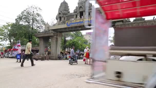 Personnes à la frontière entre la Thaïlande et le Cambodge dans la ville de Poipet, Royaume du Cambodge — Video