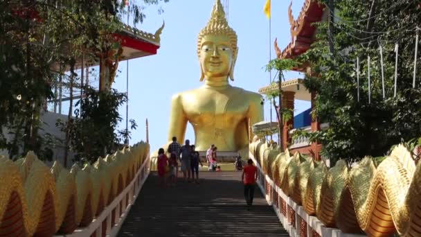 Pratumnak hill und große goldene buddha-statue in pattaya, thailand — Stockvideo