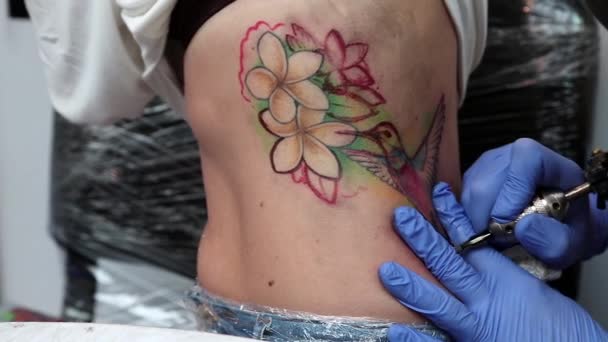 Kvinnan har tatuering tillämpas — Stockvideo