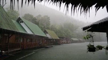 Tayland kwai Nehri üzerindeki tropikal sağnak