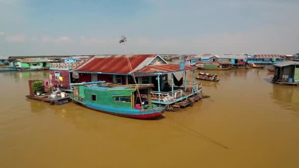 Плавучая деревня вьетнамских беженцев, Камбоджа — стоковое видео