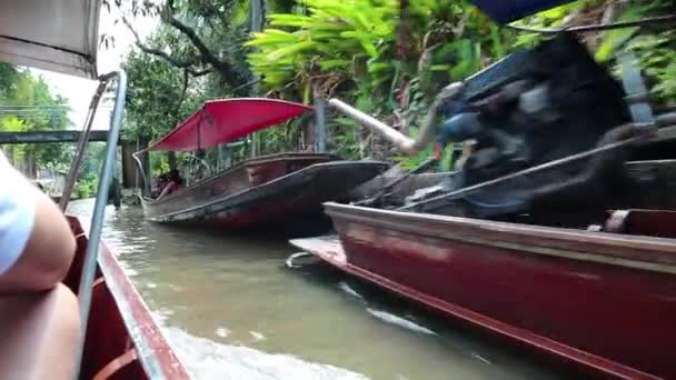 Βάρκα που πήγαινε προς την πλωτή αγορά στην Μπανγκόκ, Ταϊλάνδη — Αρχείο Βίντεο