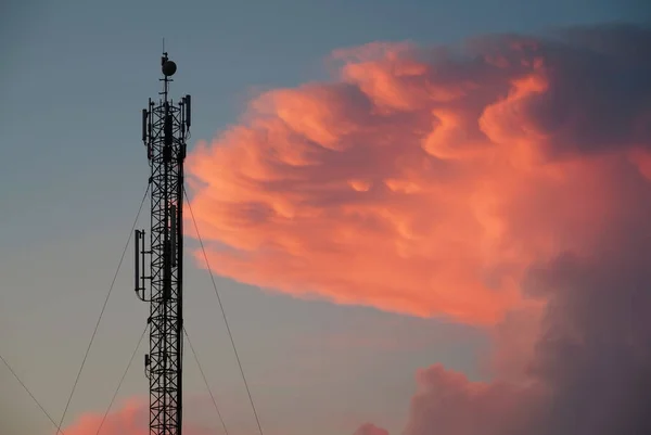 Torre Celular Grandes Nuvens Laranja Por Sol — Fotografia de Stock