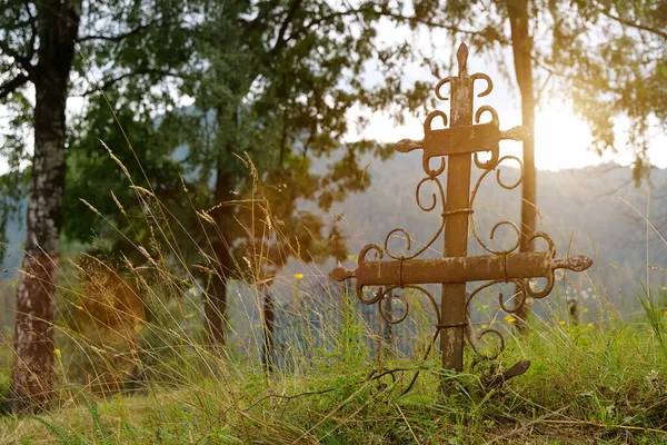 Altes Rostiges Metallkreuz Auf Altem Verlassenen Friedhof — Stockfoto