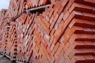 Açık hava inşaat süpermarketinde yığınla kırmızı tuğla.