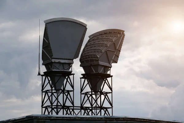 Horn Antenner Moln Bakgrund — Stockfoto