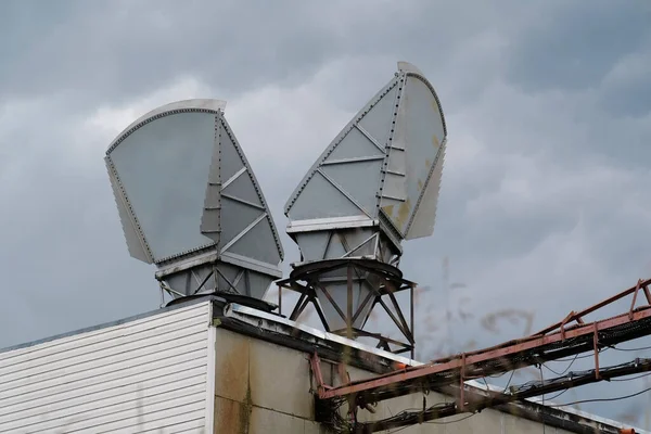 Antenas Chifre Fundo Nuvens — Fotografia de Stock