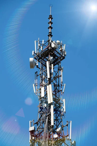 Torre Celular Sobre Fondo Azul Sol — Foto de Stock