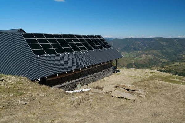 Painéis Celulares Solares Telhado Casa Madeira Nas Montanhas — Fotografia de Stock