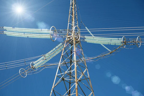 Grandes Torres Transmissão Energia Elétrica Sol — Fotografia de Stock