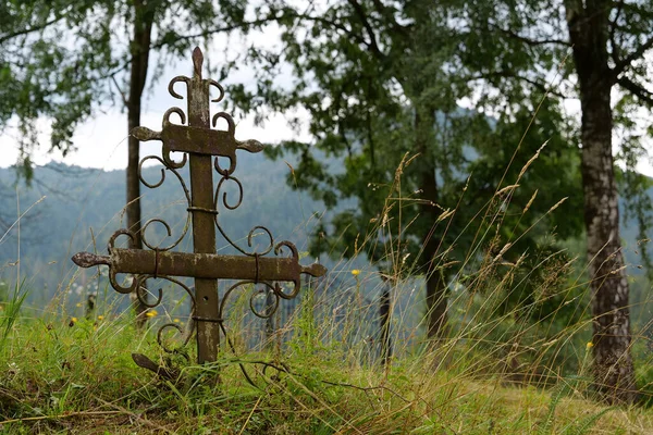 旧废弃坟场的旧锈蚀金属十字架 — 图库照片