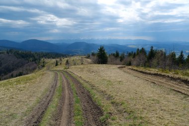 Dağlardaki toprak yol ve güzel gökyüzü ve bulutlar