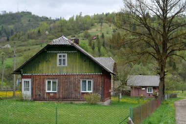 Ukrayna, Karpatlar 'daki dağ köyündeki ahşap ev.
