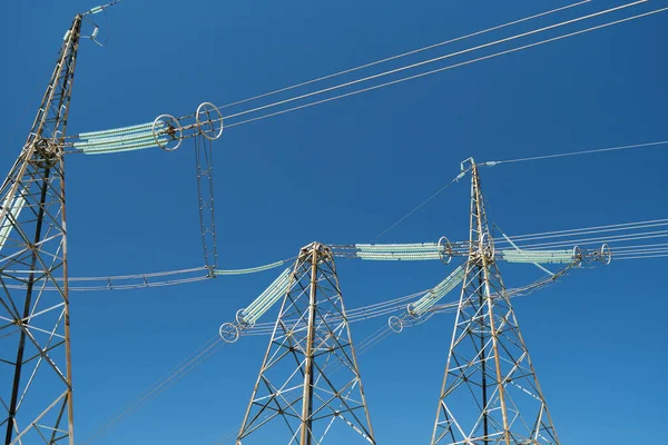 Tres Grandes Torres Transmisión Energía Eléctrica Sobre Fondo Azul —  Fotos de Stock