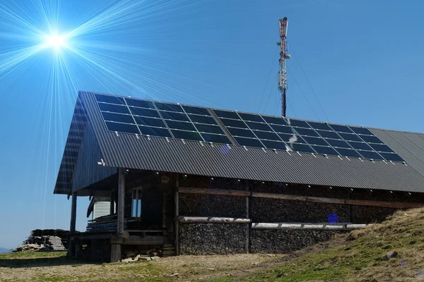 Painéis Celulares Solares Telhado Casa Madeira Perto Torre Celular Nas — Fotografia de Stock