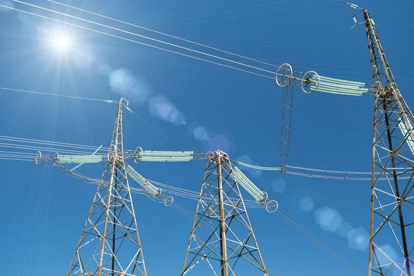 Tre Stora Elektriska Kraftöverföringstorn Och Solljus — Stockfoto