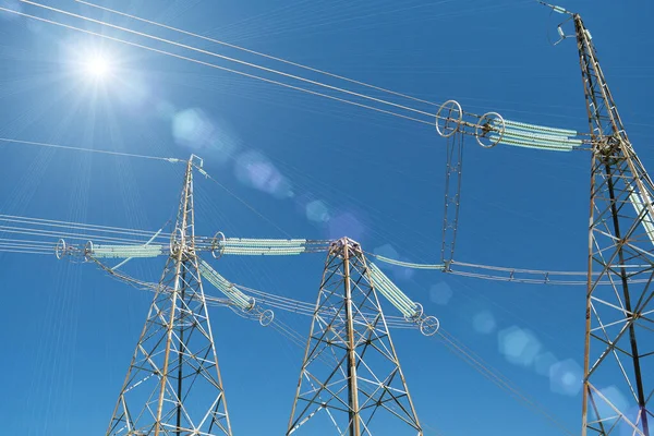 Tres Grandes Torres Transmisión Energía Eléctrica Luz Del Sol —  Fotos de Stock