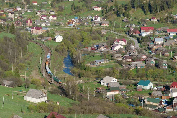 Vonat Halad Nagy Település Kárpátok Ukrajna — Stock Fotó