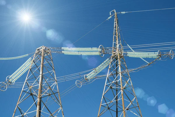 Yüksek Voltajlı Elektrik Kuleleri Güneş Üzerindeki Izolatörler — Stok fotoğraf