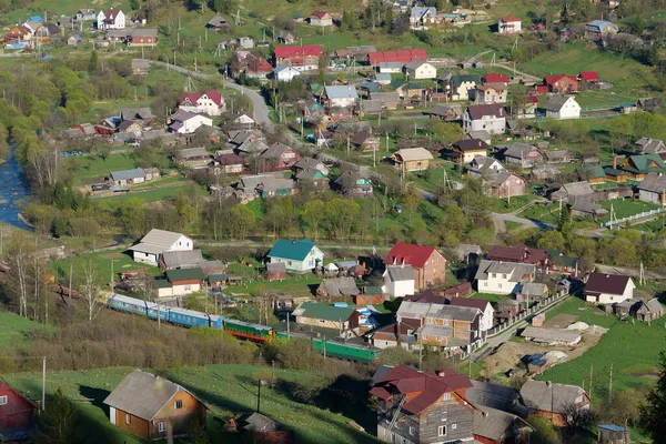 Treno Nel Villaggio Nei Carpazi Ucraina — Foto Stock