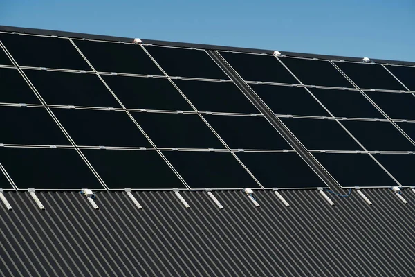 Czarne Ogniwa Słoneczne Dachu — Zdjęcie stockowe