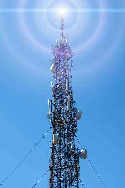 Trabalhando Torre Celular Fundo Azul — Fotografia de Stock