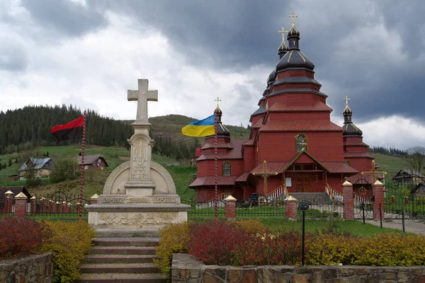 Rode Kerk Het Volosianka Dorp Het Karpaten Gebergte Oekraïne — Stockfoto