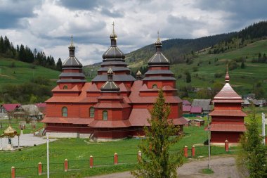 Ukrayna 'nın Karpat Dağları' ndaki Volosianka köyündeki Kızıl Kilise