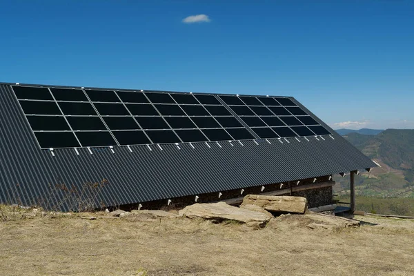 Painéis Células Solares Telhado Casa Nas Montanhas — Fotografia de Stock