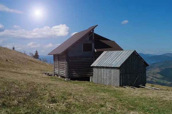 Casa Madeira Galpão Nas Montanhas Vida Solidão — Fotografia de Stock