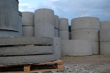 Büyük inşaat süpermarketlerinde inşaat malzemeleri ve beton ürünler