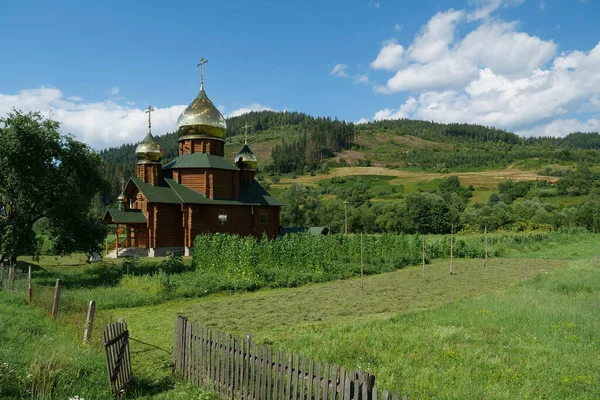 Iglesia Las Montañas Cárpatas Ucrania — Foto de Stock