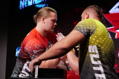 KYIV, UKRAINE, OKTOBER 30, 2021: Profesyonel Bilek Güreşçileri Alex Kurdecha ve Tobias Sporrong PAL 'de yapılan TOP 8 Turnuvasında - Profesyonel Bilek Güreşi Ligi