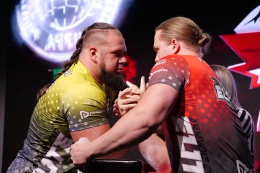 KYIV, UKRAINE, OKTOBER 30, 2021: Profesyonel Bilek Güreşçileri Alex Kurdecha ve Tobias Sporrong PAL 'de yapılan TOP 8 Turnuvasında - Profesyonel Bilek Güreşi Ligi