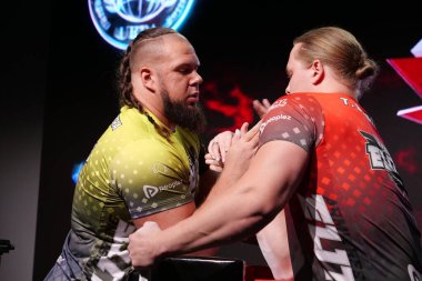 KYIV, UKRAINE, OKTOBER 30, 2021: Profesyonel Bilek Güreşçileri Alex Kurdecha ve Tobias Sporrong PAL 'de TOP 8 Turnuvasında - Kyiv şehrinde Parimatch HUB' de Profesyonel Bilek Güreşi Ligi