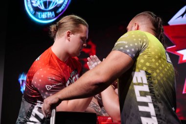 KYIV, UKRAINE, OKTOBER 30, 2021: Profesyonel Bilek Güreşçileri Tobias Sporrong ve Alex Kurdecha PAL 'de TOP 8 Turnuvasında - Kyiv şehrinde Parimatch HUB' de Profesyonel Bilek Güreşi Ligi