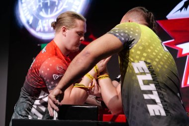 KYIV, UKRAINE, OKTOBER 30, 2021: Profesyonel Bilek Güreşçileri Tobias Sporrong ve Alex Kurdecha PAL 'de TOP 8 Turnuvasında - Kyiv şehrinde Parimatch HUB' de Profesyonel Bilek Güreşi Ligi