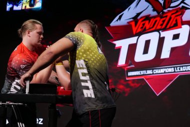 KYIV, UKRAINE, OKTOBER 30, 2021: Profesyonel Bilek Güreşçileri Alex Kurdecha ve Tobias Sporrong PAL 'de TOP 8 Turnuvasında - Kyiv şehrinde Parimatch HUB' de Profesyonel Bilek Güreşi Ligi